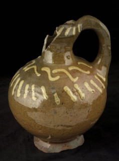 Pottery oil jug on stand foot with upright ear, sludge trim on neck edge and shoulder, oil jug kitchen utensils earthenware