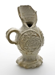 White stoneware funnel beaker, with three appliqués in which two musicians play with tree, funnel beaker drinkware tableware