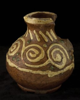 Earthenware oil jug on stand with standing ear and clip, sludge on the neck and shoulder, oil jug jug kitchen utensils