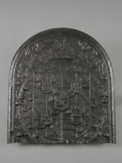 Firearm coat of arms of the stadholder, hob plate cast iron, cast Rectangular bow at the top. In the middle weapon