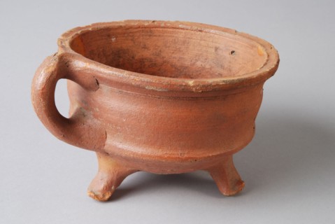 Pottery fire test, round model, red shard, unglazed, vertical bandoor, on three legs, fire test test earth discovery ceramics