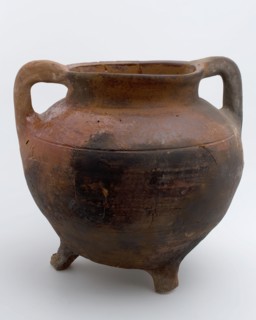 Large earthenware cooking pot, grape-model, red shard, sparingly glazed, two ears, on three legs, cooking pot tableware holder