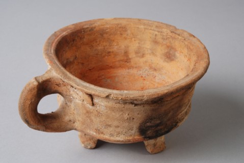 Pottery fire test, round model with red shard, unglazed, top pierced sausage ear on three legs, fire test test earth discovery