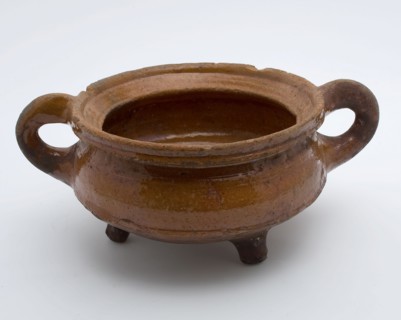 Pottery cooking pot, grape-model, red shard with lead glaze, two vertical sausages, on three legs, cooking pot crockery holder