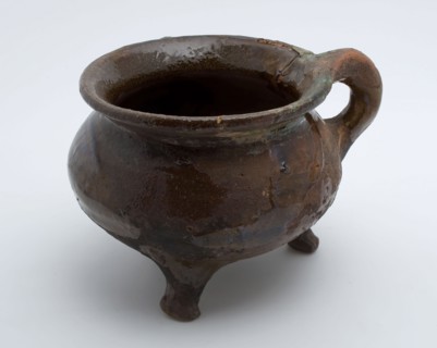 Earthenware cooking jug, grape model, red shard with lead glaze, vertical sausage ear, on three legs, cooking pot crockery
