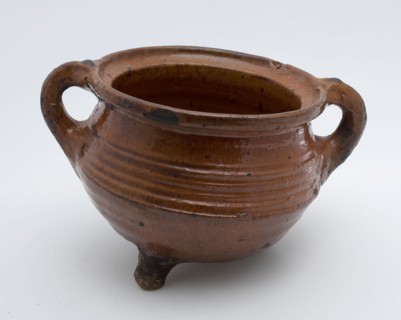 Pottery cooking pot, grape-model, red shard with lead glaze, two vertical sausages, on three legs, cooking pot crockery