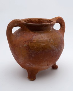 Pottery cooking pot, red shard, sparingly glazed, two vertical sausages, on three legs, cooking pot tableware holder utensils