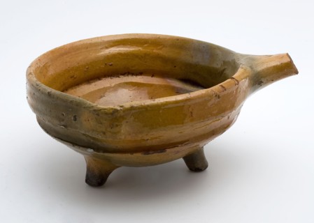 Pottery saucepan, red shard, glazed with greenish spots, with pouring lip, on three legs, saucepan pan crockery holder
