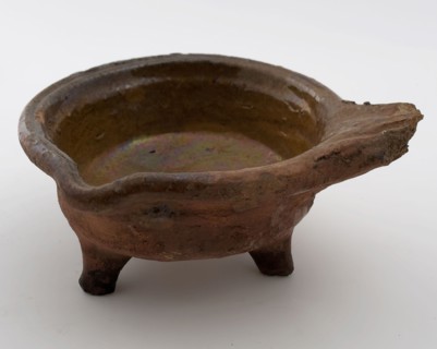Pottery saucepan, red shard, internally glazed, short handle, on three legs, saucepan pan tableware holder kitchen utensils