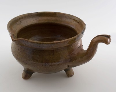 Pottery saucepan, red shard, fully glazed, pouring lip, S-shaped handle, on three legs, saucepan cooking pot tableware holder