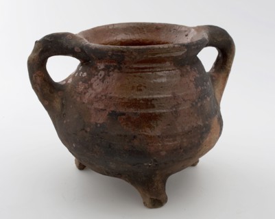 Pottery cooking jug, grape-model, red shard, sparingly glazed, two sausage rolls, on three legs, cooking pot crockery holder