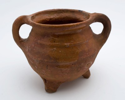 Earthenware cooking pot, grape-model, red shard, sparingly glazed, two sausage rolls, on three legs, cooking pot crockery holder