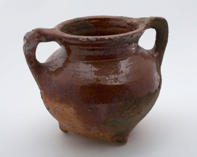 Earthenware cooking pot, grape-model, red shard, sparingly glazed, two hook ears, on three legs, cooking pot tableware holder