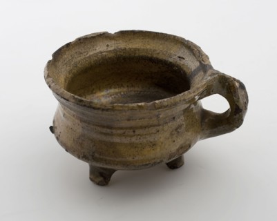Pottery toy cooking pot, with white shard with yellow lead glaze, bandoor, on three legs, cooking pot crockery holder