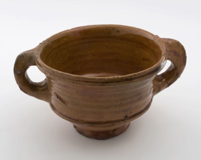 Earthenware pap bowl, red shard, entirely covered with lead glaze, two bandors, on stand, papkom bowl crockery holder earth