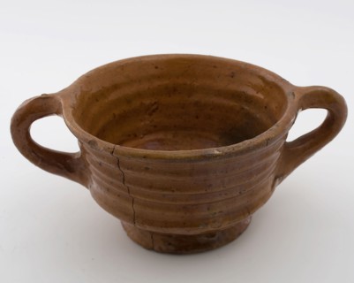 Earthenware pap bowl, red shard, fully glazed, two pinched sausage ears, on stand, porcelain bowl bowl crockery holder
