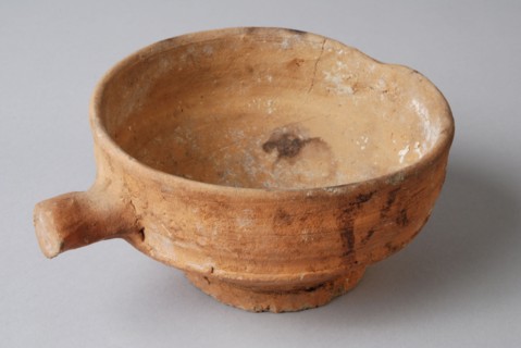 Pottery fire test, round model, red shard, unglazed, short handle, on stand, fire test test earth discovery ceramics pottery