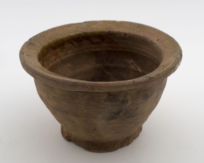 High earthenware bowl, cup, red shard, mouth rim covered with lead glaze, on stand, bowl cup crockery holder soil find ceramic