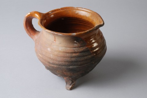 Pottery cooking jug, grape-model, red shard, glazed, bandoor, shank, on three legs, cooking jug be found in the earthenware