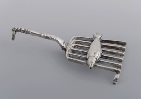 Silver miniature grill with handle and fish, lattice trivet dolls toy recreation miniature model silver, Six-arm trivet