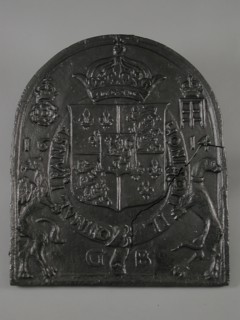 Fireback with coat of arms King of England, year 1614 and HONI-SOIT IL QVI MAL I PANSE GB, hob plate cast iron, cast Rectangular