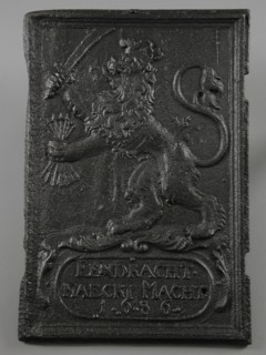 Fireback crowned lion with sword and arrows, EENDRACHT MAECKT POWER, year 1686, fire place, Rectangular hob with frame.