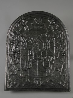 Fireback coat of arms of the stadholder, back painted, fire place cast iron paint, Rectangular arch at the top.