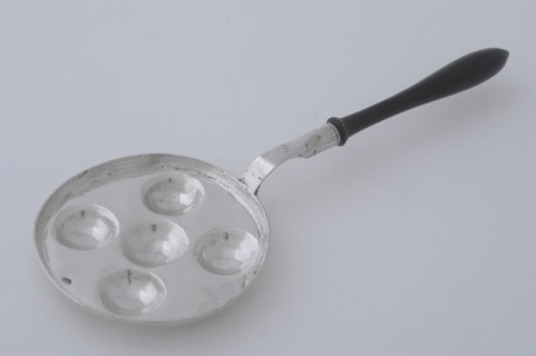 Miniature poffertjes, Dutch Mini Pancakes, pan with wooden handle, pancake pan crockery holder kitchenware miniature model
