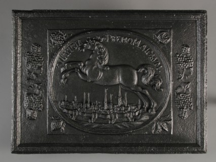 Fireback horse above town with towers, text justitia premo majorum, fire place cast iron, cast Rectangular in the middle an oval