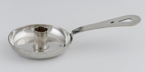 Silversmith: Boogaert of Somerwil, Round silver miniature sconce with stem-shaped handle in which drop-shaped hole, sconce dolls