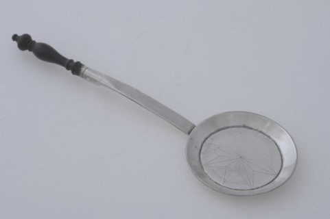 Silversmith: Abraham Vilelle, Silver miniature pan with wooden handle, pan holder kitchenware miniature model silver wood, Pan