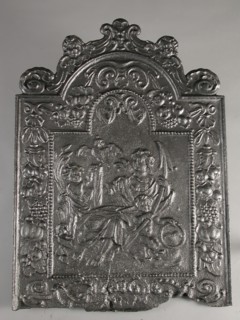 Fireback de Hoop with two putti, hob plate cast iron, cast Rectangular with arch at the top. On top of two putti with volutes