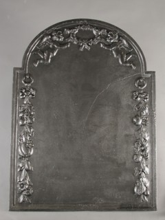 Fireback with garlands and putti, without show, fire place, Rectangular arch at the top. At the top two putti holding laurel