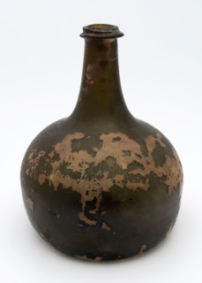 Belly (bell or hammer) bottle, belly bottle bottle holder soil find glass, free blown and shaped glass application Circular