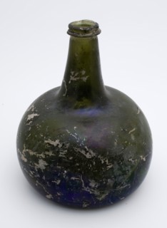 Belly bottle, belly bottle bottle holder soil find glass, bottom in which crack and triangular hole Body with convex ascending