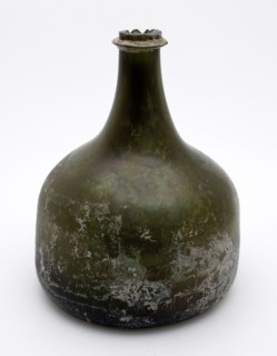 Belly bottle, belly bottle bottle holder soil find glass, free blown glass application Rondbuikige bottle of green glass
