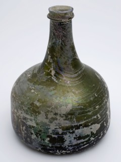 Belly bottle in clear olive green glass, hammer, iridescent, wine bottle bottle holder soil find glass, free blown