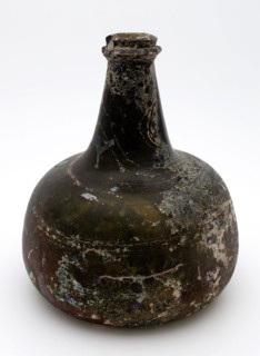 Belly bottle in olive green glass, affected and irridescent, wine bottle abdominal bottle bottle holder soil find glass, free