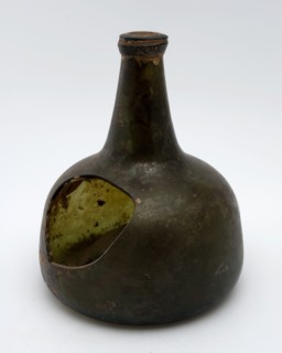 Belly green bottle, belly, belly bottle bottle holder soil find glass, free blown and shaped glass application Bulky bottle