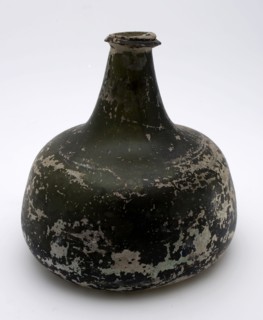 Green bell-shaped bottle, 'belly', belly bottle bottle holder soil find glass, free blown Aspiring bottle of green glass
