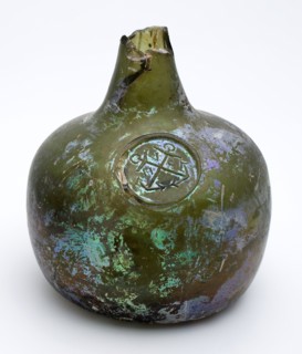 Belly bottle with glass seal on the shoulder, in which two crossed anchors and text, belly bottle bottle holder soil find glass