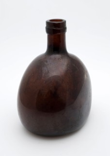 Flattened bell-shaped bottle, bottle holder bottomfound glass, free-blown and shaped glass application Flattened bottle-shaped
