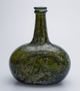 Small flattened bottle, 'clump bottle', wine bottle bottle holder soil find glass forest glass 15.4, free blown and shaped Small
