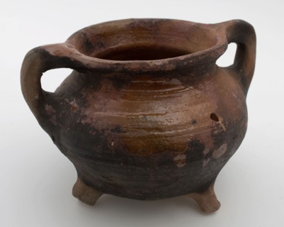 Pottery cooking pot, grape-model, red shard, sparingly glazed, two hook ears, on three legs, cooking pot crockery holder