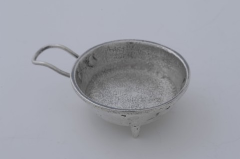 Silversmith: Elias Voet (?), Silver miniature pan, pan holder kitchenware miniature model silver, stem, cast Round pan on three
