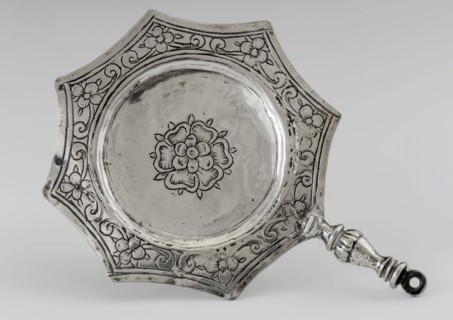 Silver miniature dish with handle and floral pattern, dish crockery holder dolls toy relaxing medium miniature model silver