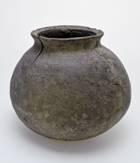 Earthenware ball pot with short neck, black gray, misbaksel with crack in the neck, ball pot pot holder soil find ceramic