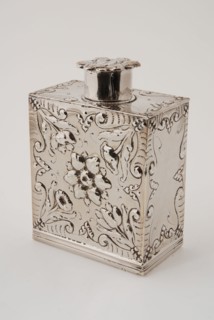 Silversmith: Gerardus Vinck, Silver tea caddy, tea caddy holder silver, driven Rectangular van with flat shoulders and short