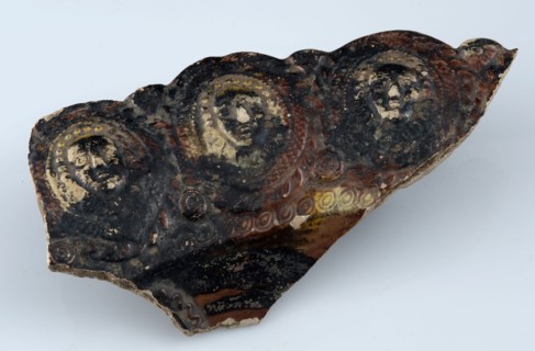 Border fragment earthenware bowl with masons, dishware holder earthenware ceramic earthenware glaze lead glaze, molded in mold