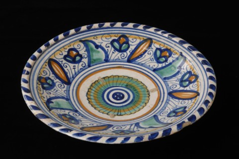 Majolica dish with polychrome rosette in the mirror, dish crockery holder soil find ceramic earthenware glaze tin glaze lead